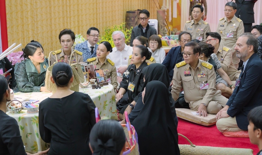 Her Royal Highness Princess Sirivannavari Nariratana Rajakanya Visits Exhibition - TRAVELINDEX